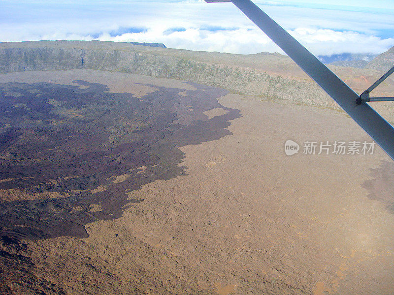 乌尔姆航班在留尼汪岛上空。火山Piton de la Fournaise的观点。